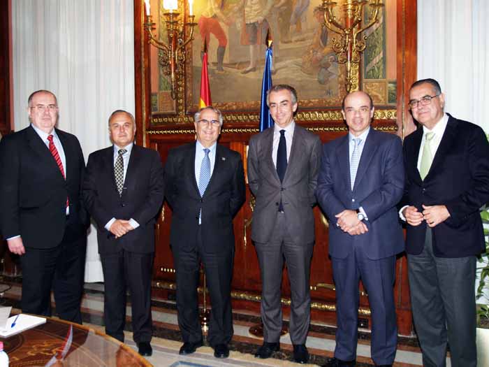 Imagen del secretario de Estado de Hacienda, Miguel Ferre, reunido  con una representación empresarial canaria 