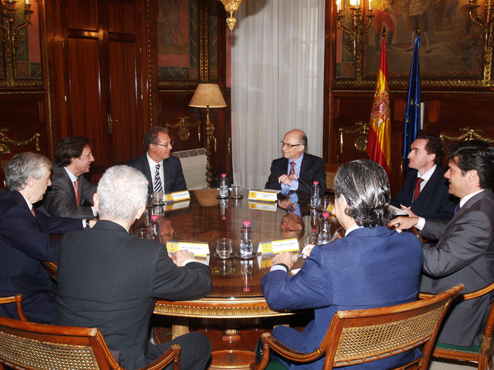 Imagen de Montoro reunido con representantes de la Asociación de Fabricantes y Distribuidores (AECOC) y de la Federación Española de Hostelería (FEHR)