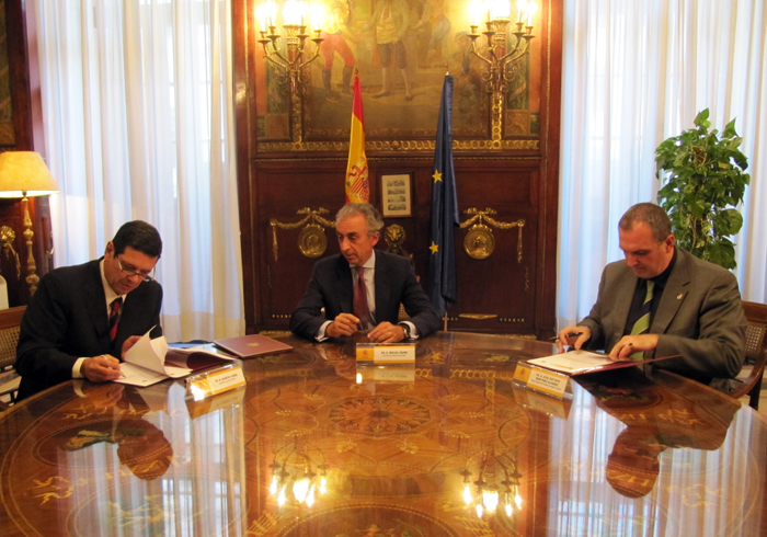 Imagen de Ferre en la firma del acuerdo de renovación con CIAT para los próximos cuatro años