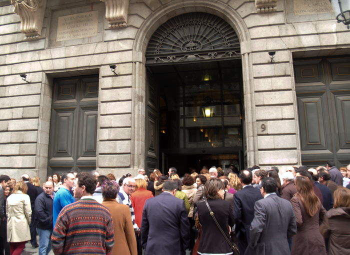 Imagen minuto de silencio en el Ministerio de Hacienda y Administraciones Públicas en homenaje a Adolfo Suárez