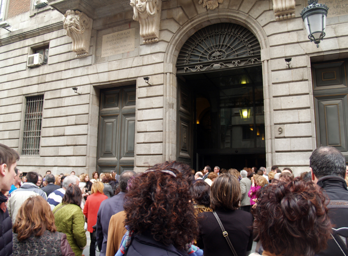 Imagen minuto de silencio en el Ministerio de Hacienda y Administraciones Públicas en homenaje a Adolfo Suárez