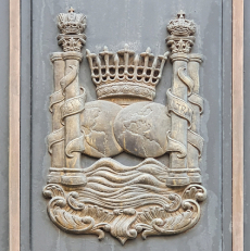 Escudo columnario en las puertas del Ministerio de Hacienda, Alcalá 9 de Madrid. Orden Comunicada