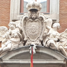 Escudo de armas del rey Carlos III de la fachada principal del Ministerio de Hacienda, Alcalá 9 de Madrid. Presentación