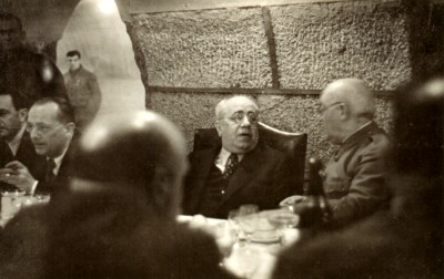 Cena oficial ofrecida al Presidente Azaña en los sótanos del Ministerio de Hacienda (1937)