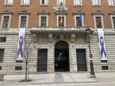 Foto fachada del Ministerio de Hacienda. Conmemoración 8M