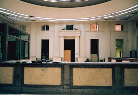 Estado de la sala previo a las obras; el espacio era una sala de atención al público.