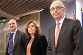 El ministro de Hacienda y Administraciones públicas, Cristóbal Montoro, junto a la vicepresidenta del Gobierno, Soraya Sáenz de Santamaría, y el ministro de Economía y Competitividad, Luis de Guindos