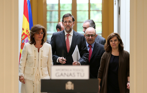 Imagen de Mariano Rajoy,  junto a  Soraya Sáenz de Santamaría, Cristóbal Montoro, y los responsables de la Agencia Tributaria