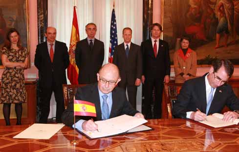 Imagen de Cristóbal Montoro, y del embajador de Estados Unidos en España, Alan D. Solomont