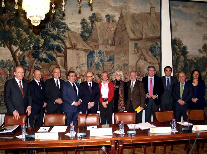 Imagen del ministro de Hacienda y Administraciones Públicas, Crístóbal Montoro, con los alcaldes de las capitales andaluzas y con la presidenta de la FAMP