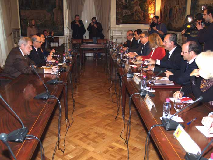 Imagen del ministro de Hacienda y Administraciones Públicas, Crístóbal Montoro, con los alcaldes de las capitales andaluzas y con la presidenta de la FAMP