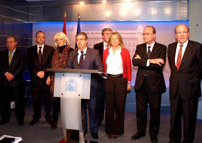 Imagen del ministro de Hacienda y Administraciones Públicas, Crístóbal Montoro, con los alcaldes de las capitales andaluzas y con la presidenta de la FAMP