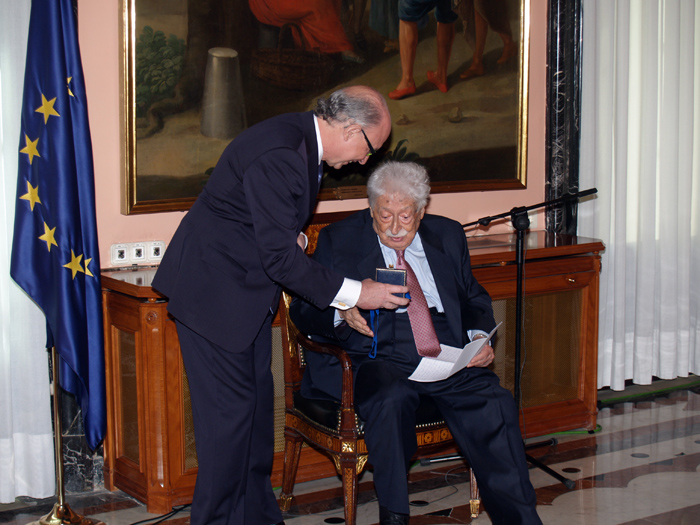 Imagen distinción por Méritos al profesor José Barea