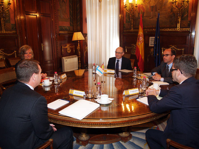 Imagen de Cristóbal Montoro reunido  con el ministro de Economía finlandés, Jan Vapaavouri