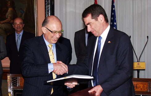 Imagen de Montoro con el embajador Solomont 
