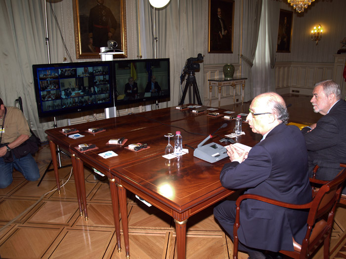 Imagen videoconferencia del ministro Cristóbal Montoro con las delegaciones del Gobierno para inaugurar las actividades del Día de Internet