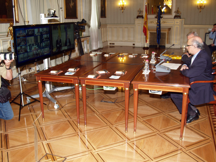 Imagen videoconferencia del ministro Cristóbal Montoro con las delegaciones del Gobierno para inaugurar las actividades del Día de Internet