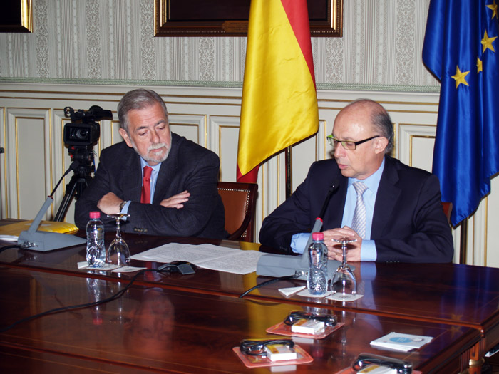 Imagen videoconferencia del ministro Cristóbal Montoro con las delegaciones del Gobierno para inaugurar las actividades del Día de Internet
