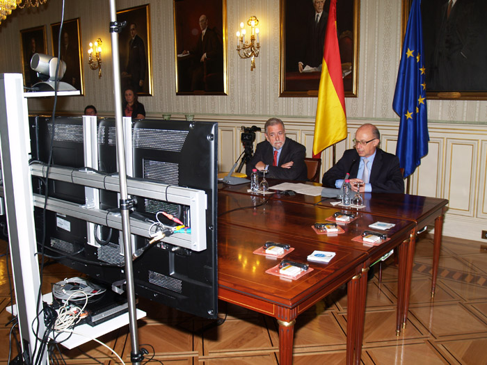 Imagen videoconferencia del ministro Cristóbal Montoro con las delegaciones del Gobierno para inaugurar las actividades del Día de Internet
