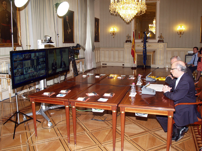 Imagen videoconferencia del ministro Cristóbal Montoro con las delegaciones del Gobierno para inaugurar las actividades del Día de Internet