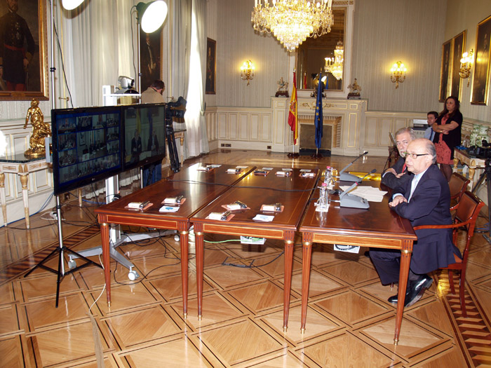 Imagen videoconferencia del ministro Cristóbal Montoro con las delegaciones del Gobierno para inaugurar las actividades del Día de Internet