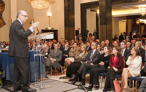 Imagen de Cristobal Montoro en la presentacion de la revista Economistas