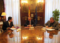 Imagen de Ferre en la firma del acuerdo de renovación con CIAT