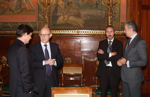 Cristóbal Montoro y  Miguel Ferre reunidos con el consejero de Hacienda canario, Javier González