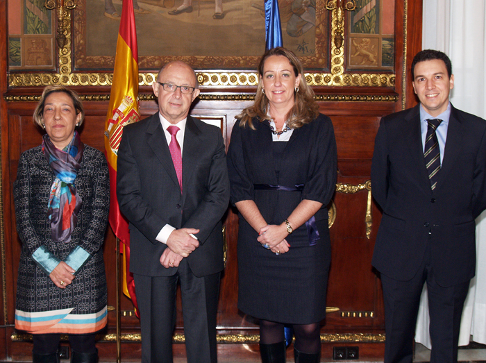 Imagen de Montoro recibiendo a la representante de las familias numerosas