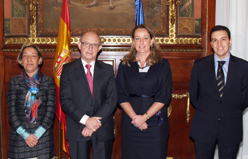 Imagen de Montoro en la reunión con la presidenta de la Asociación de Familias Numerosas
