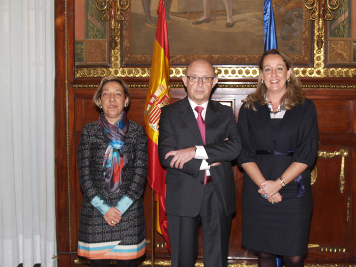 Imagen de Montoro recibiendo a la representante de las familias numerosas