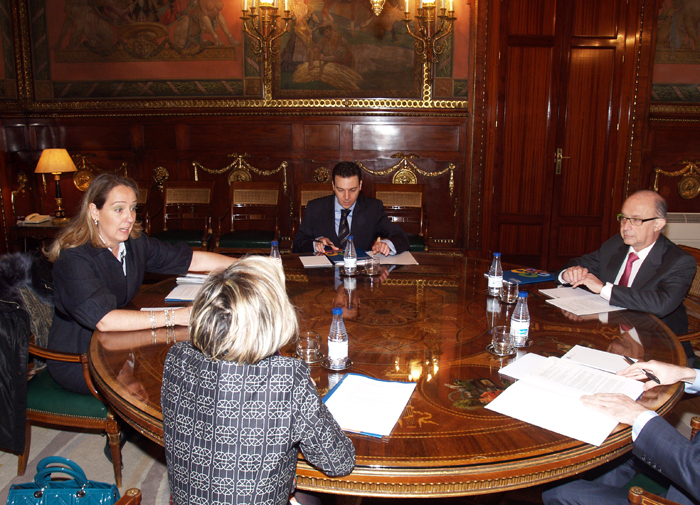 Imagen de Montoro en la reunión con la presidenta de la Asociación de Familias Numerosas