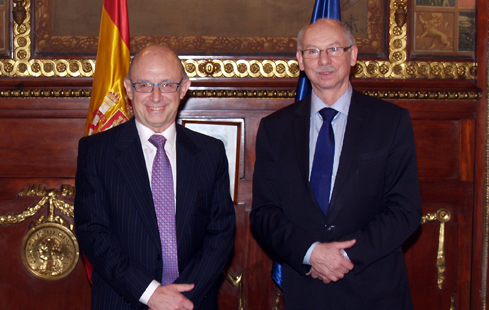 Imagen de Montoro y el comisario europeo Lewandowski