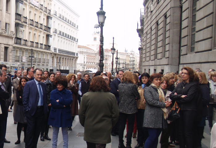 Imagen minuto de silencio en el Ministerio de Hacienda y Administraciones Públicas en homenaje a Adolfo Suárez
