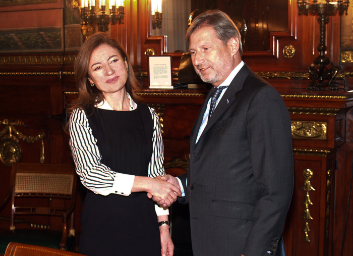 Imagen de Marta Fernández Currás recibiendo al comisario europeo de Política Regional