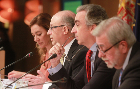 Imagen de Cristóbal Montoro acompañado de Miguel Ferre, Marta Fernández Currás y Antonio Beteta