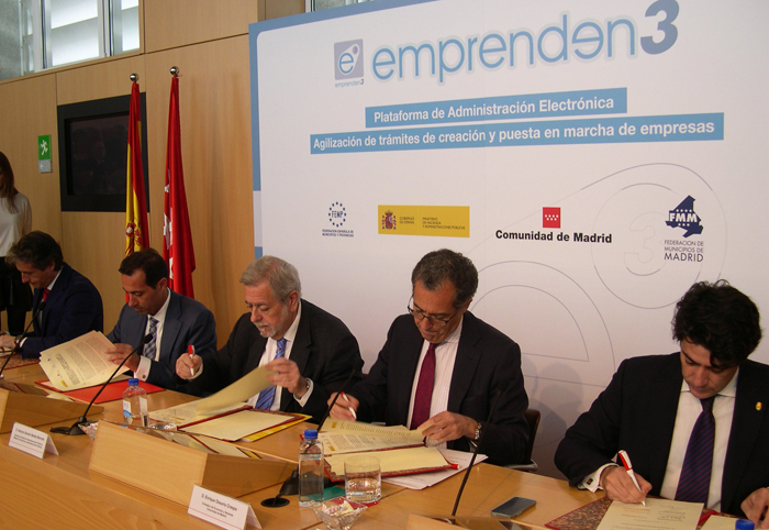 Imagen del acto de firma del protocolo de adhesión de la Comunidad de Madrid a la plataforma Emprende en 3