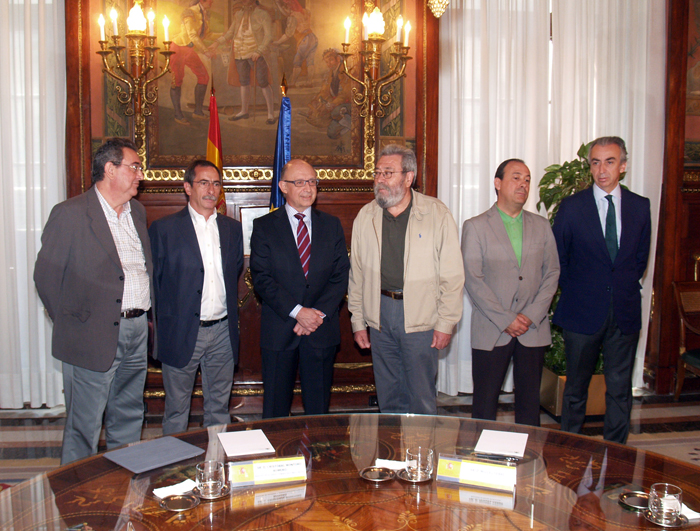 Imagen de la reunión de Cristobal Montoro con los agentes sociales