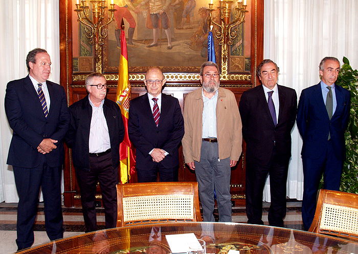 Imagen de Montoro con los agentes sociales 14-07-2014