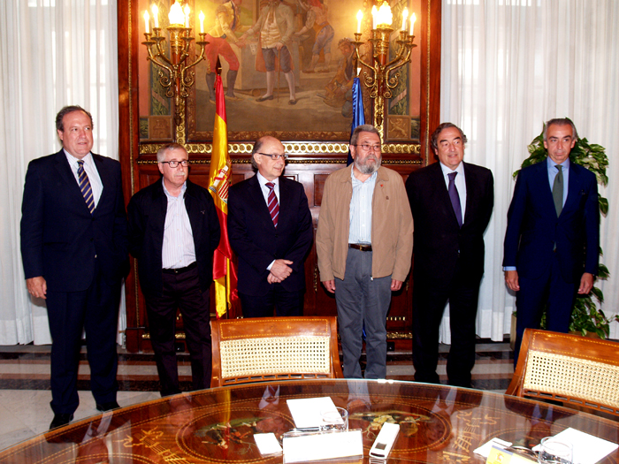 Imagen de Montoro con los agentes sociales 14-07-2014