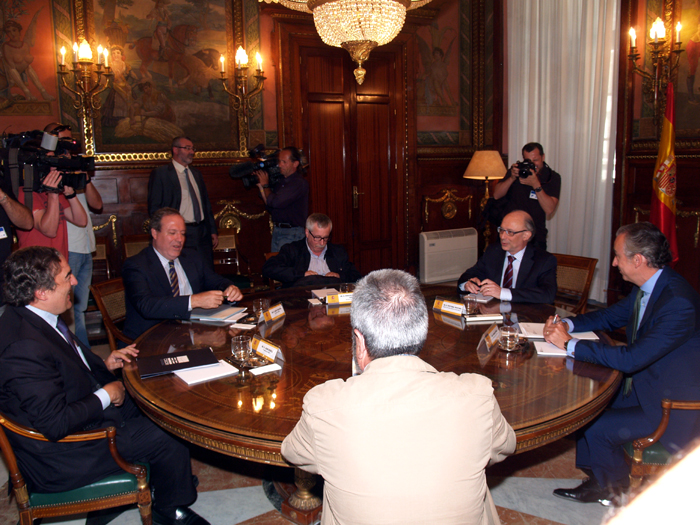 Imagen de Montoro con los agentes sociales 14-07-2014