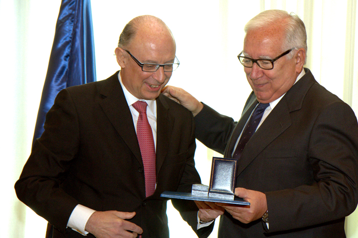 Imagen de la entrega de la Distinción por méritos a los miembros de la Comisión Lagares