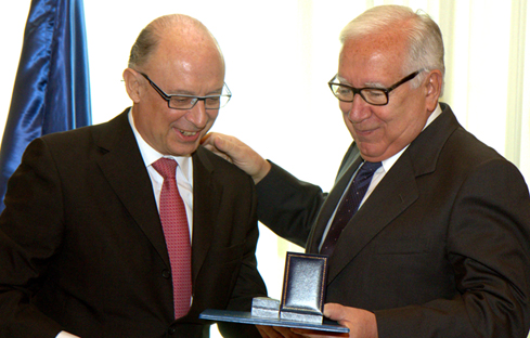 Imagen de Montoro entregando la Distinción por Méritos a la comisión de expertos de la reforma tributaria