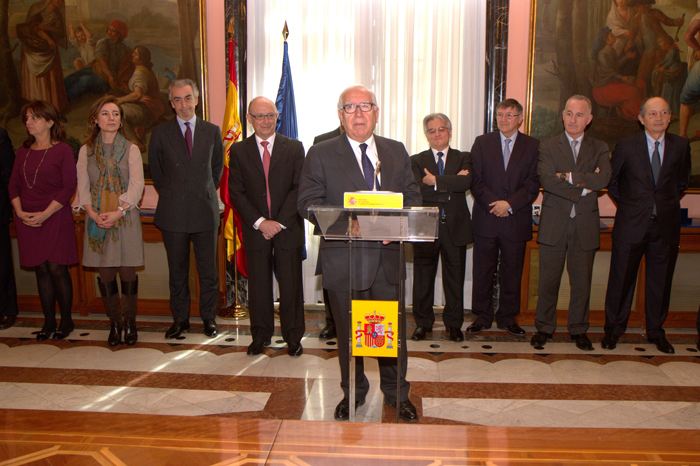 Imagen de la entrega de la Distinción por méritos a los miembros de la Comisión Lagares