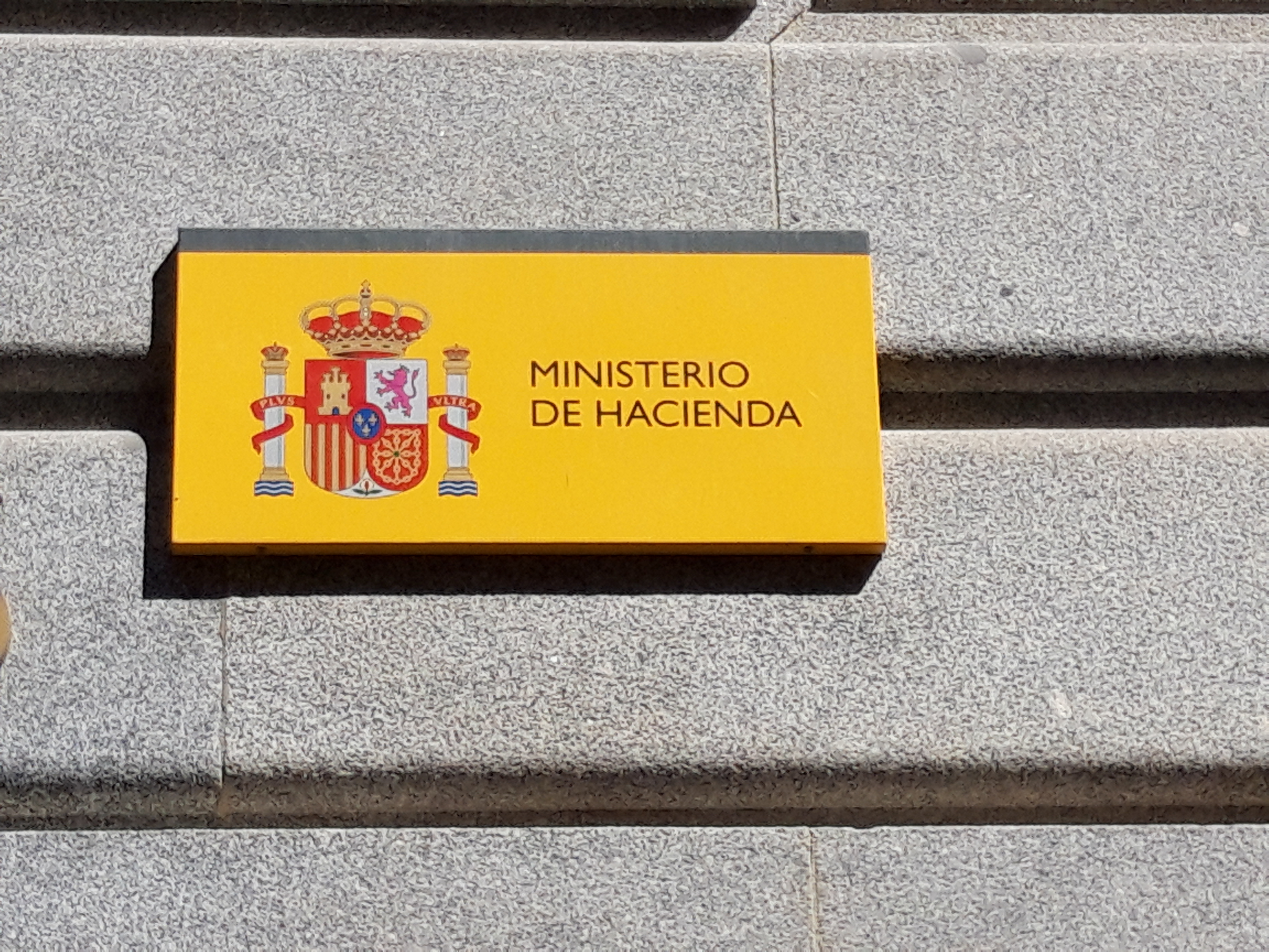 Cartel con logo del Ministerio de Hacienda