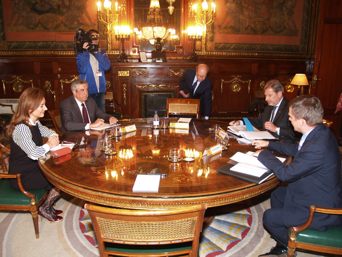 Imagen de Marta Fernández Currás recibiendo al comisario europeo de Política Regional