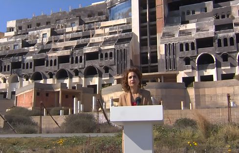 La ministra de Hacienda anuncia la demolición del hotel ilegal en la playa de El Algarrobico