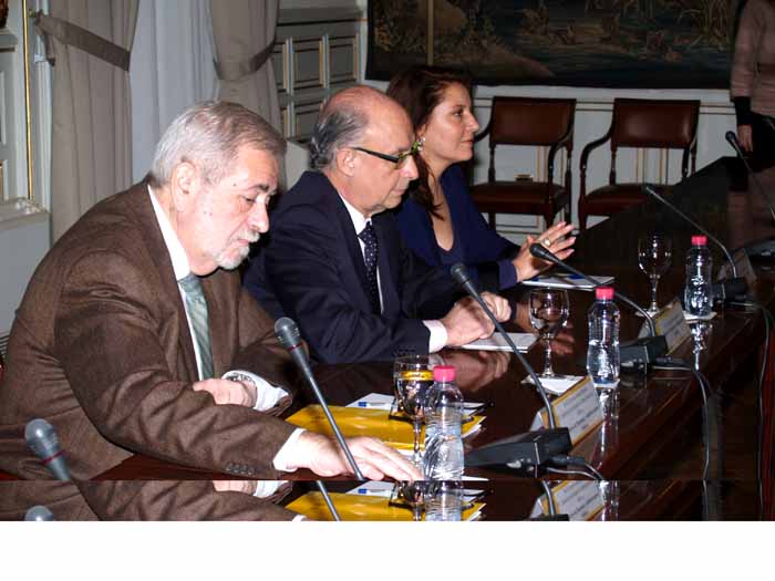 Imagen del ministro de Hacienda y Administraciones Públicas, Crístóbal Montoro, con los alcaldes de las capitales andaluzas y con la presidenta de la FAMP