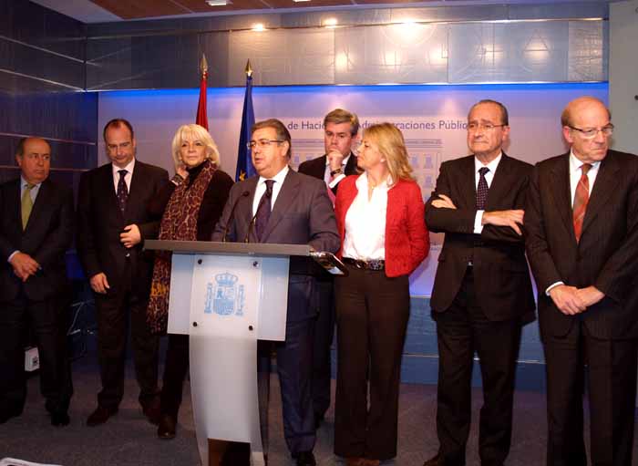 Imagen del ministro de Hacienda y Administraciones Públicas, Crístóbal Montoro, con los alcaldes de las capitales andaluzas y con la presidenta de la FAMP