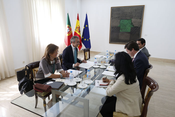 Imagen del secretario de Estado de Hacienda reunido con su homólogo portugués